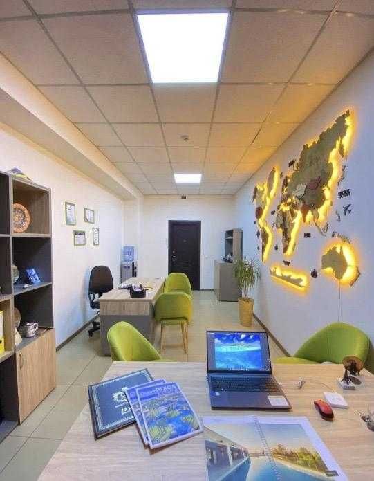 Офисные столы и шкаф