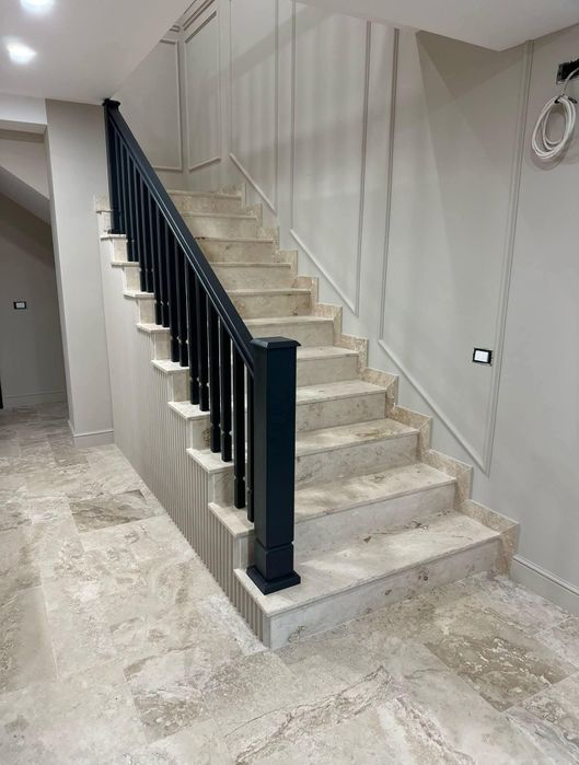 Scări din lemn masiv, balustrade lemn și sticlă securizată