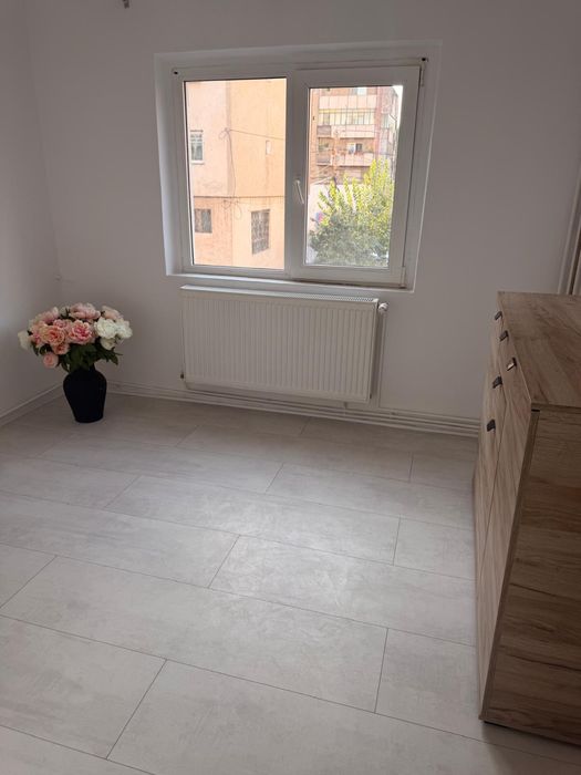 Apartament Central (Piata Mica), 3 camere decomandate, 2 balcoane, centrala proprie, etaj 1