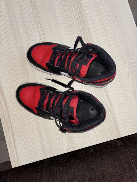 Air Jordan 1 Mid 'Black Fire Red'