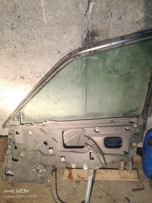 Переднее правое стекло на audi 80 b4