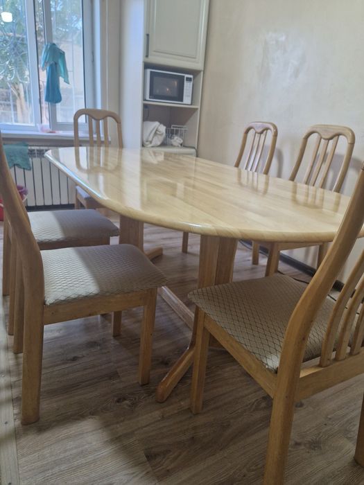 Продается стол и 6 стульев.