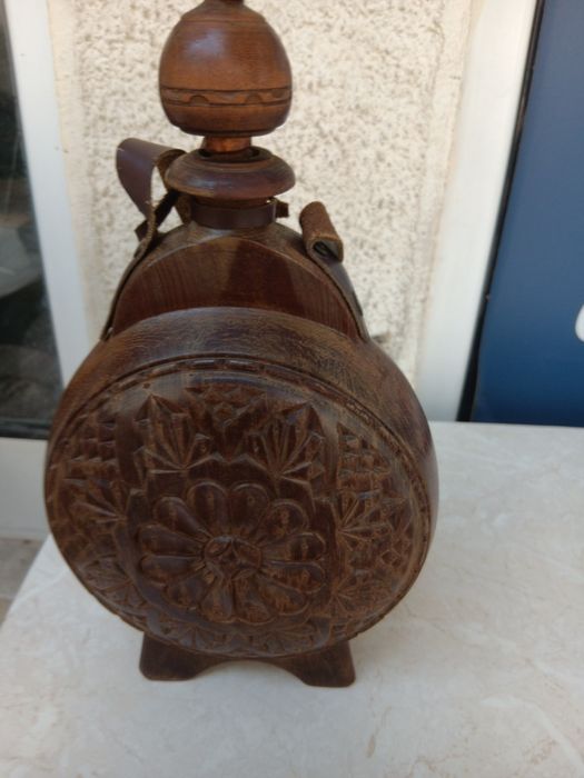 Бъклица с дърворезба.