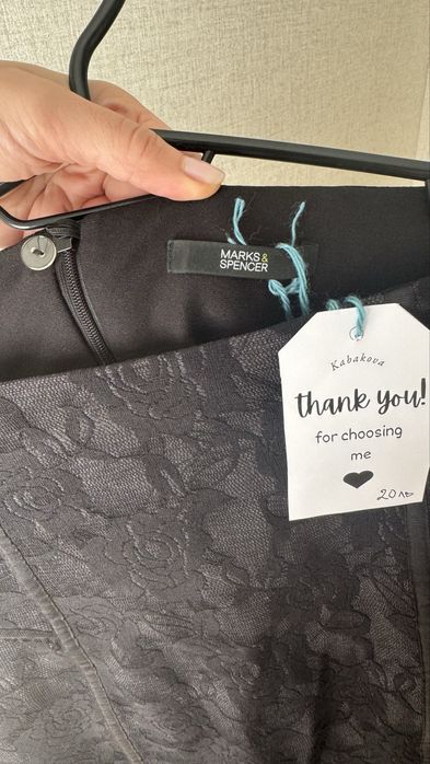 Черна дълбока дантелена пола, с дължина под коляното като нова.