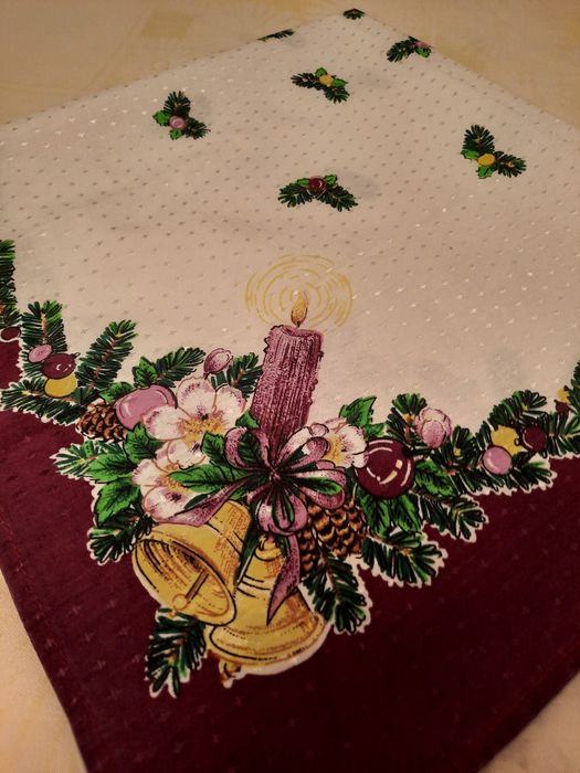 Frumoasă față de masă cu ornamente de Craciun