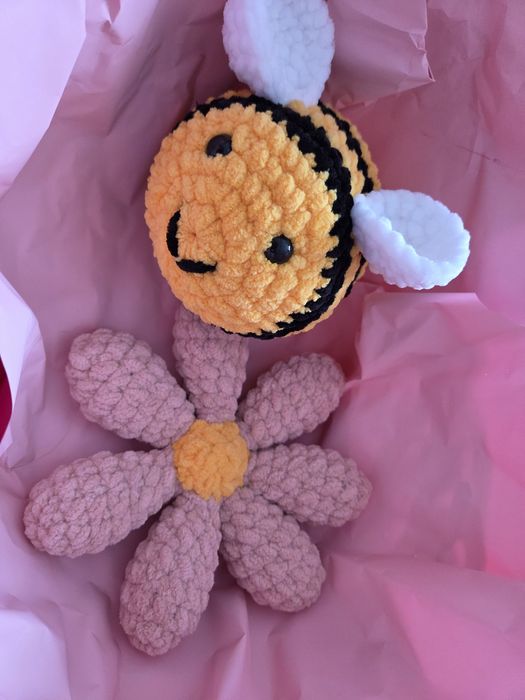 Ръчно плетени плюшени играчки – Пухкава Пчеличка и Цвете (Амигуруми)