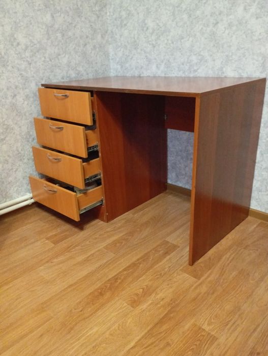 Продам письменный стол.