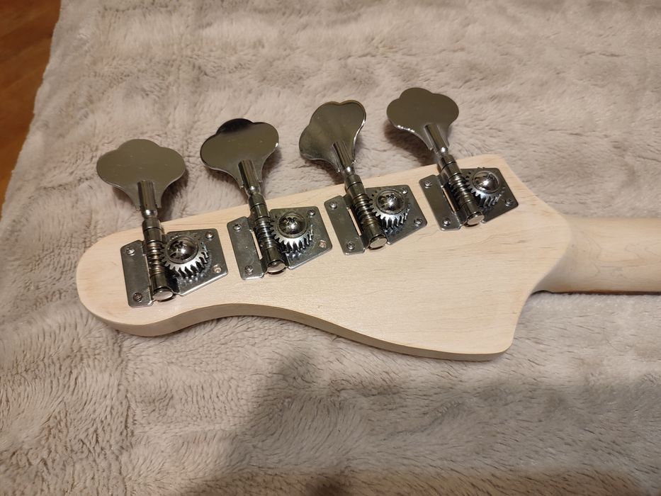 Бас китара , колан и струни