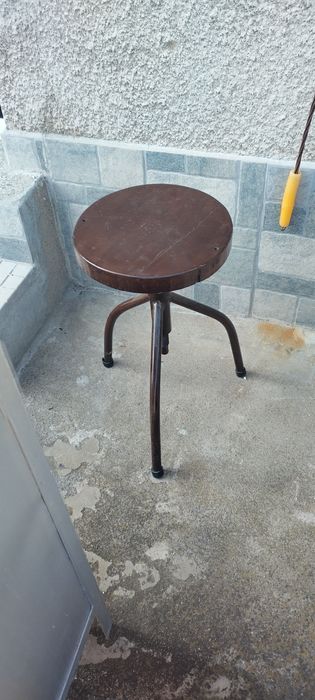 Трикрако старо въртящо столче медицинско