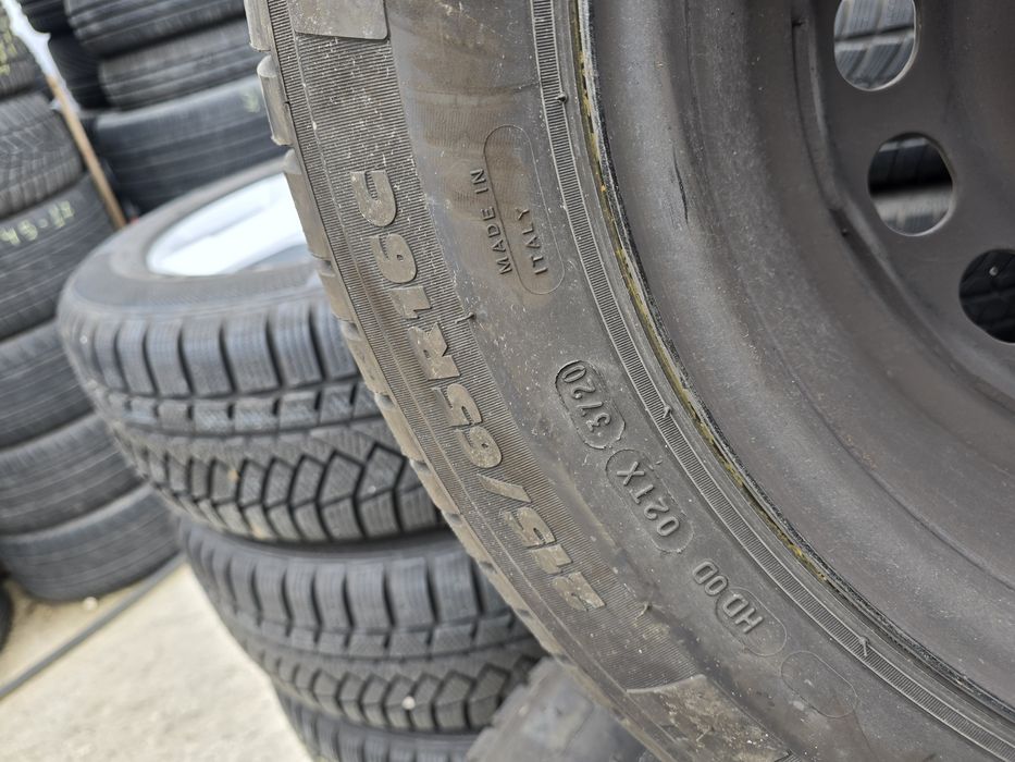 4 Броя Бусови Гуми 215/65/16C Michelin 2x7,2mm 2x5,8mm
