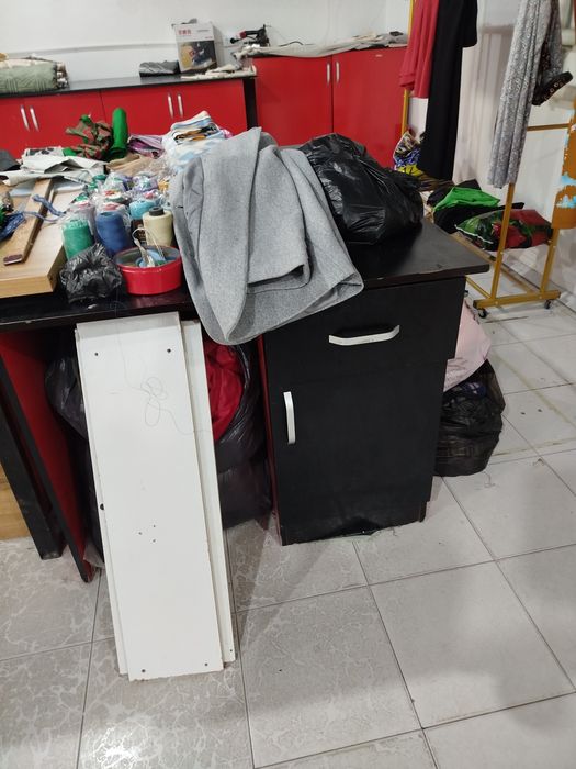 Atelye uchun stollar va pufiklar sotiladi