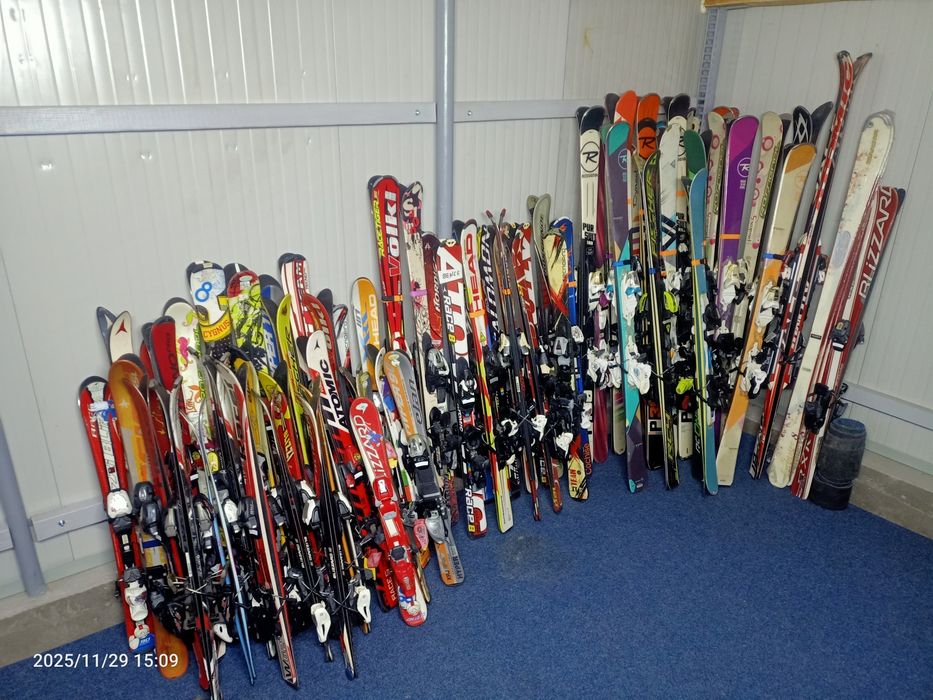 Vând skiuri clăpari bete placi snowboard booti căști