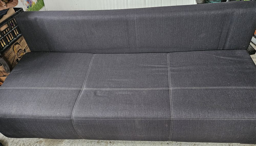 Canapea neagră...