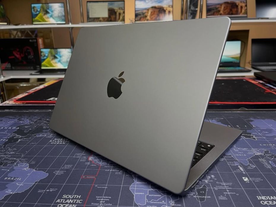 MacBook Pro 2023 M3 /512GB SSD/8GB/Retina
