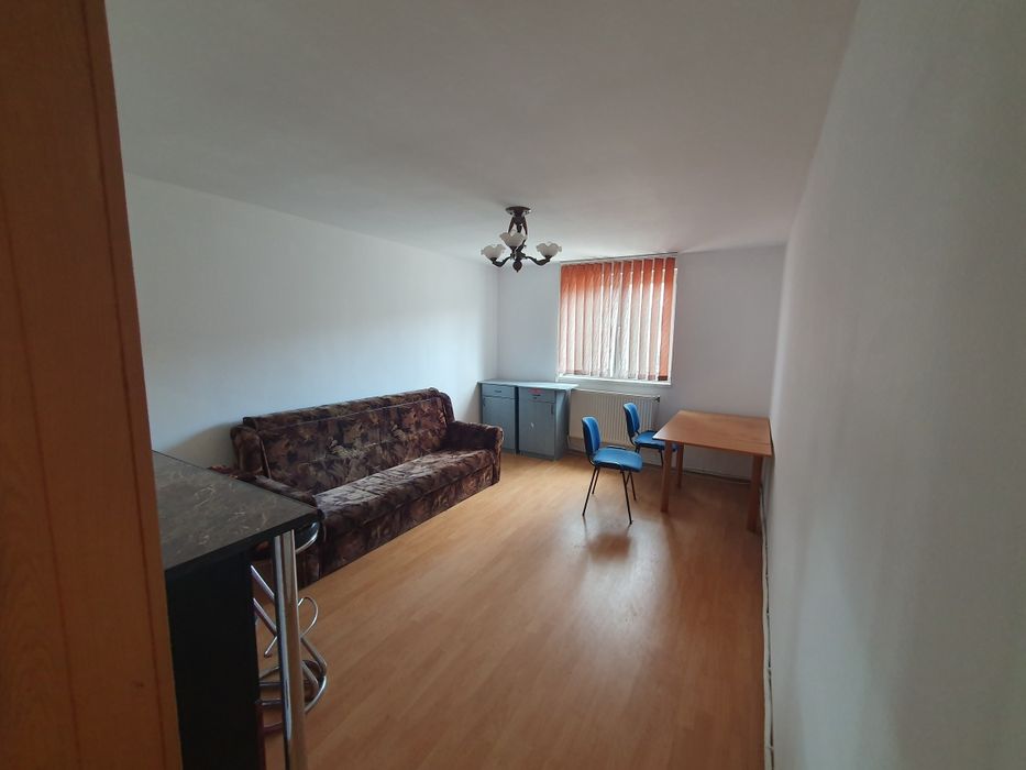 Vând apartament cu 2 camere decomandat.