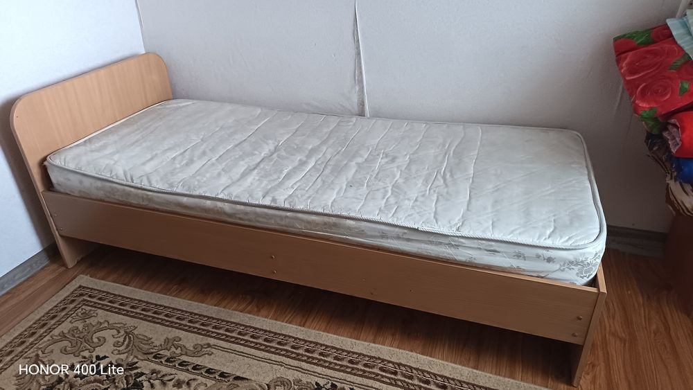 Продаю б/у диван раскладной и ковры