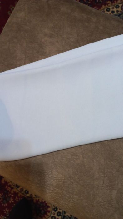 Ткань шоколадного цвета 95см ширина  4,5 метра. Белая на юбку.