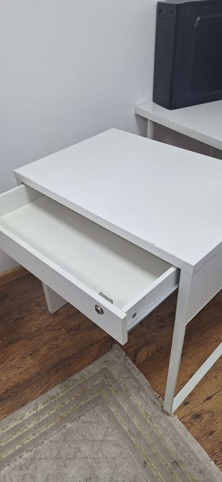 Продам столы  белые