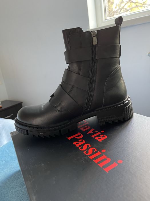 Ghete din piele negru