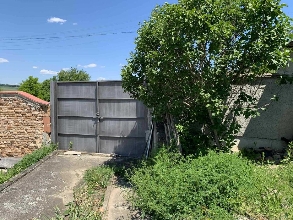 Масивна двуетажна къща