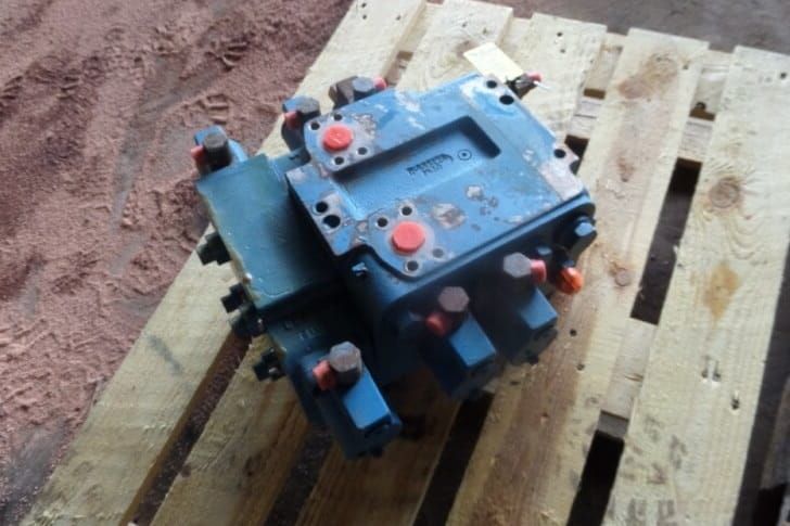 distribuitor incarcator frontal liebherr l574