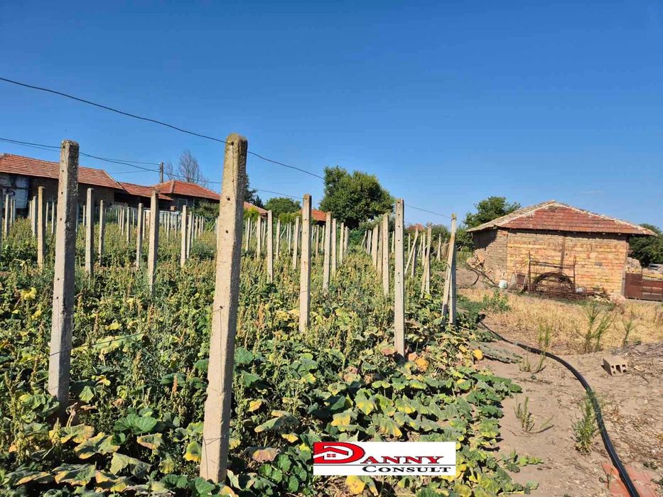 Къща с 5800 кв.м. двор в с. Климентово, обл. В.Търново