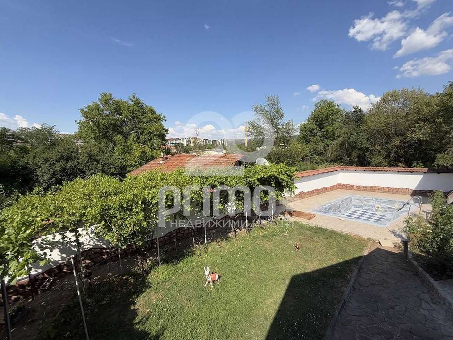 Две къщи в един двор с басейн в гр. Велико Търново