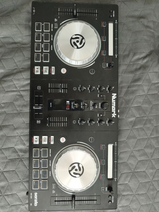 Numark Mixtrack Pro 3 DJ kontroller + táska és Ugreen RCA kábel Consolă DJ Numark Mixtrack Pro 3 + geantă de transport și cablu Ugreen