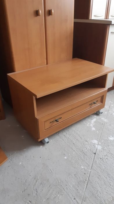 Dulap,  măsuță de cameră