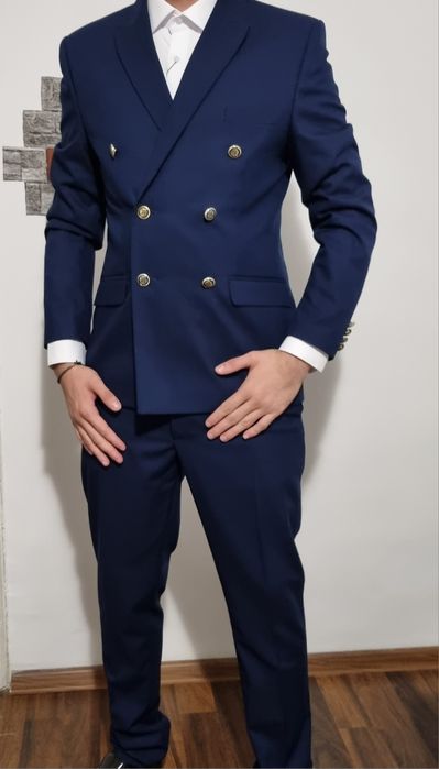 Vand costum bărbătesc !