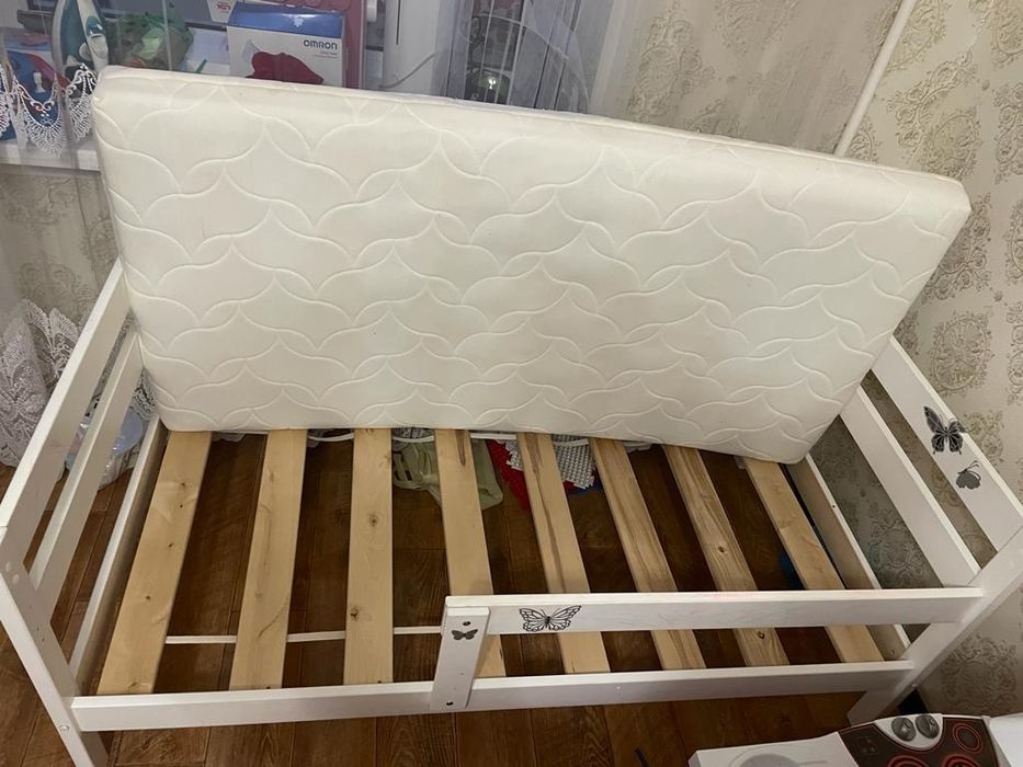 Кровать из дерева