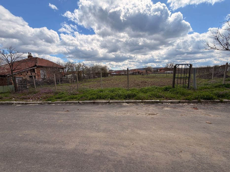 Парцел за застрояване в с. Кривини