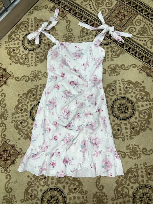 летнее платье с принтом цветочков