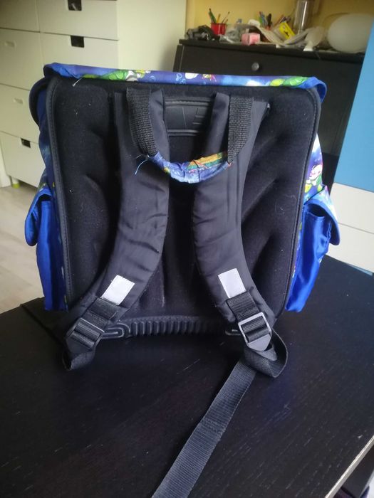 Ученическа раница с твърд гръб