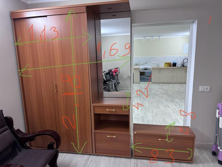 Коричневый деревянный Шкаф