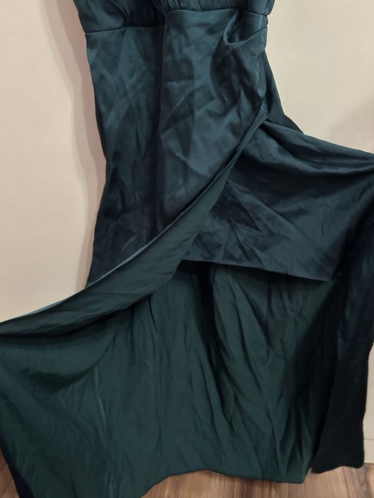 Сатенена зелена рокля