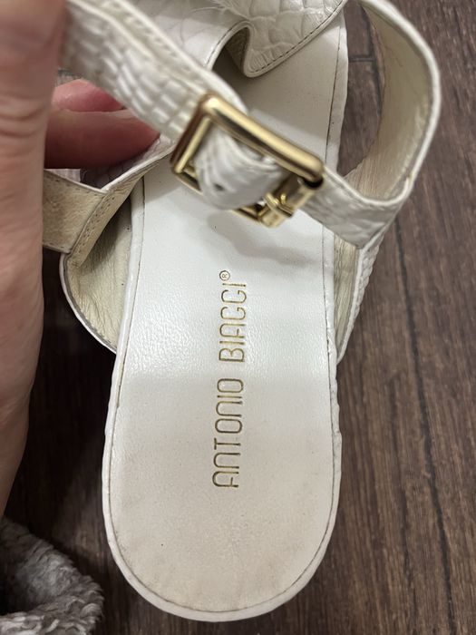 Женские босоножки