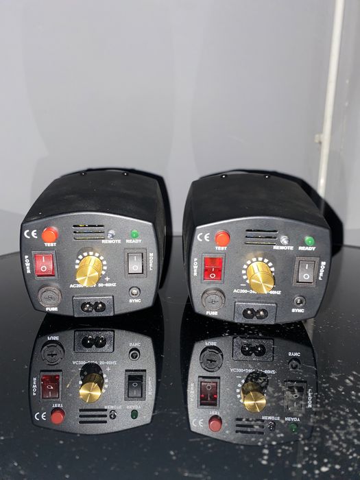 Vand 2 Lumini Godox K-180A