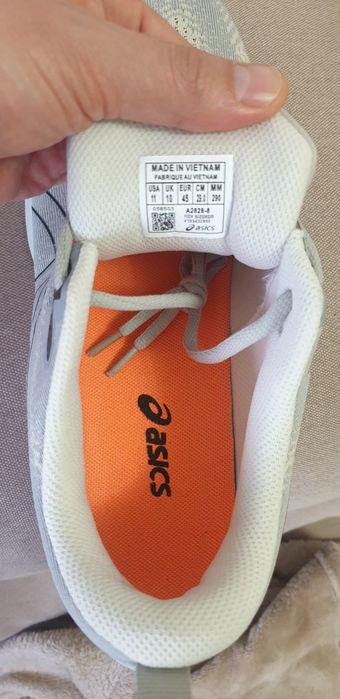 Кроссовки фирменные