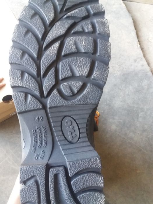 Продам новую спец.обувь