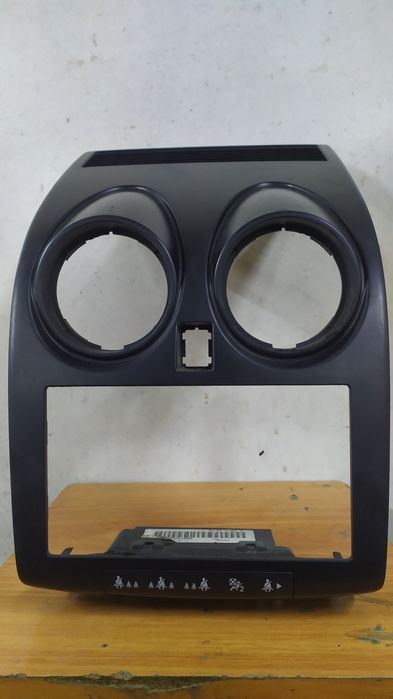 Штатная рамка магнитолы на Ниссан Кашкай J10