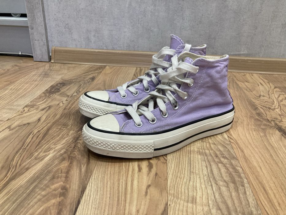 Продаются конверсы