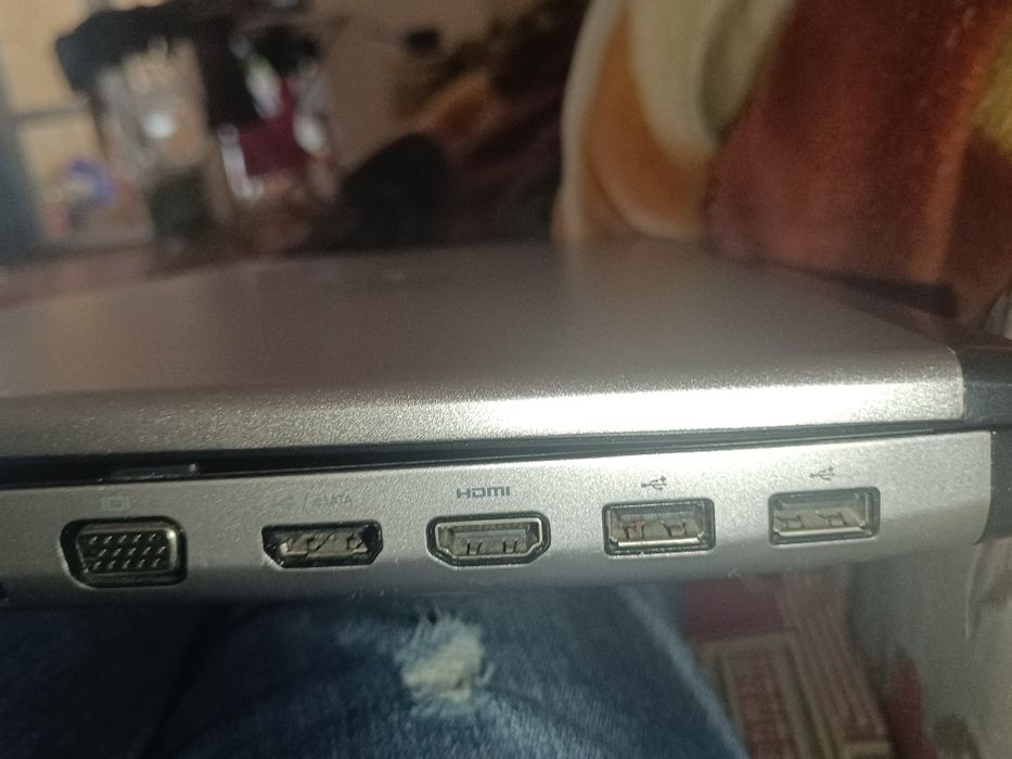 Vând laptop aproape nou