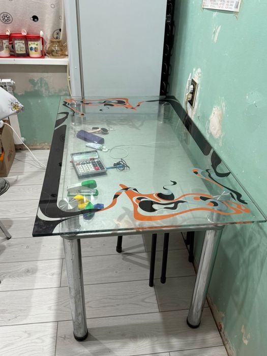 Срочно продается стеклянный стол (в комплекте 4 стула)