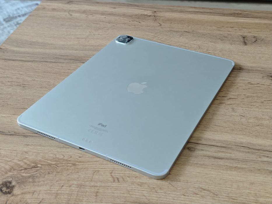 iPad Pro 12.9" (5th Generation/M1) + Magic Keyboard + Pencil