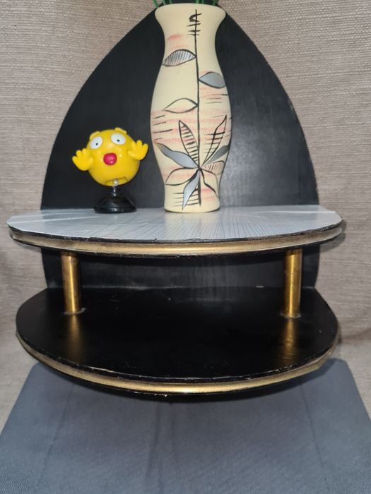 Продаётся  стенка" Салют" и полочка.