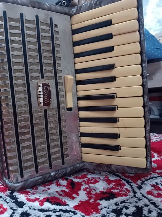 Vând acordeon în stare foarte bună