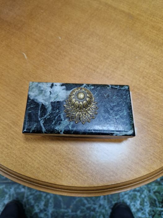 Прекрасна антикварна френска попиванелна- бронз и мрамор