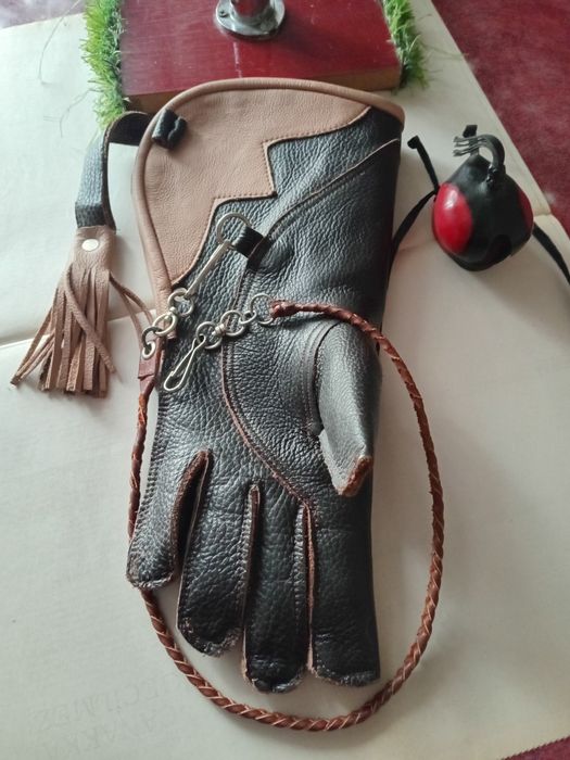 Принадлежности для ловчих птиц.