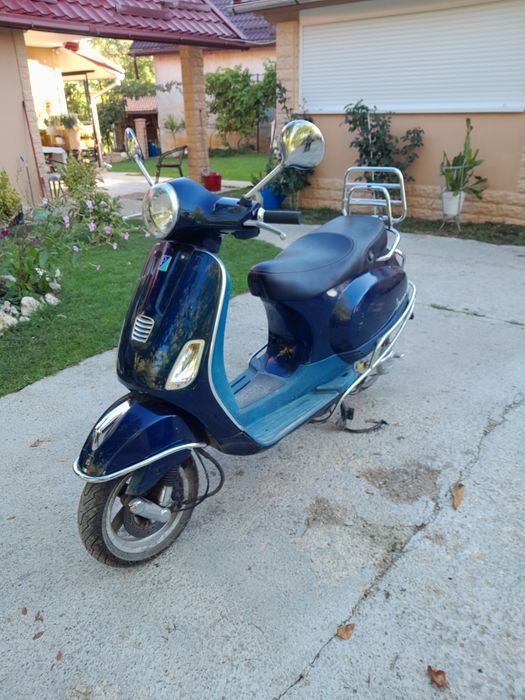 Piaggio Vespa 50 4t, vand sau schimb.Pretul,1150 euro, negociabil.